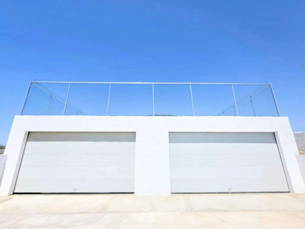Cabo del Sol Jacarandas 🏡 ¡Casa en venta en Jacarandas! 🌿✨Descubre tu nuevo hogar, esta propiedad está lista para habitarse y cuenta con excelentes detalles que marcan la diferencia.🔹 Características principales:• 3 recámaras • 2 baños completos• Cocina integral 💎 Recámara principal:• Clóset con excelente capacidad• Peinador integrado con lámpara• Iluminación interior en clóset y área de peinador• Baño privado con cancel🌳 Exterior y extras:• 4 minisplits inverter • Patio frontal con césped sintético• Pérgola delantera y trasera, ideal para reuniones o descanso• Cisterna de 5,000 litros• Tinaco de 1,100 litros💰 Precio: – 009 Sin Nombre, Pacific, BS