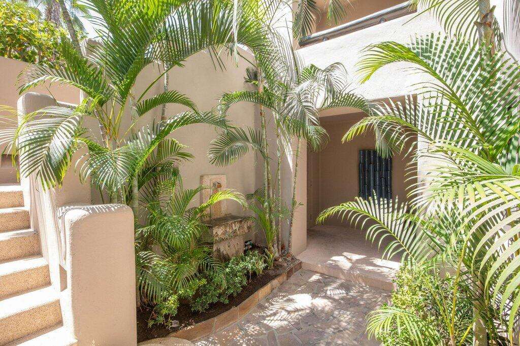 Cabo del Sol Jacarandas 🏡 ¡Casa en venta en Jacarandas! 🌿✨Descubre tu nuevo hogar, esta propiedad está lista para habitarse y cuenta con excelentes detalles que marcan la diferencia.🔹 Características principales:• 3 recámaras • 2 baños completos• Cocina integral 💎 Recámara principal:• Clóset con excelente capacidad• Peinador integrado con lámpara• Iluminación interior en clóset y área de peinador• Baño privado con cancel🌳 Exterior y extras:• 4 minisplits inverter • Patio frontal con césped sintético• Pérgola delantera y trasera, ideal para reuniones o descanso• Cisterna de 5,000 litros• Tinaco de 1,100 litros💰 Precio: – 1/24 Fraction, Fixed week 7, Cabo Corridor, BS