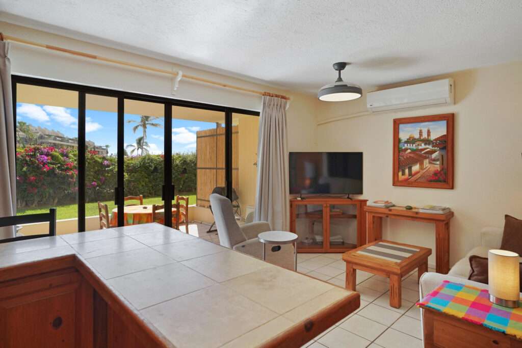 Cabo del Sol Jacarandas 🏡 ¡Casa en venta en Jacarandas! 🌿✨Descubre tu nuevo hogar, esta propiedad está lista para habitarse y cuenta con excelentes detalles que marcan la diferencia.🔹 Características principales:• 3 recámaras • 2 baños completos• Cocina integral 💎 Recámara principal:• Clóset con excelente capacidad• Peinador integrado con lámpara• Iluminación interior en clóset y área de peinador• Baño privado con cancel🌳 Exterior y extras:• 4 minisplits inverter • Patio frontal con césped sintético• Pérgola delantera y trasera, ideal para reuniones o descanso• Cisterna de 5,000 litros• Tinaco de 1,100 litros💰 Precio: – 14 Retorno Punta Palmillas, San Jose del Cabo, BS