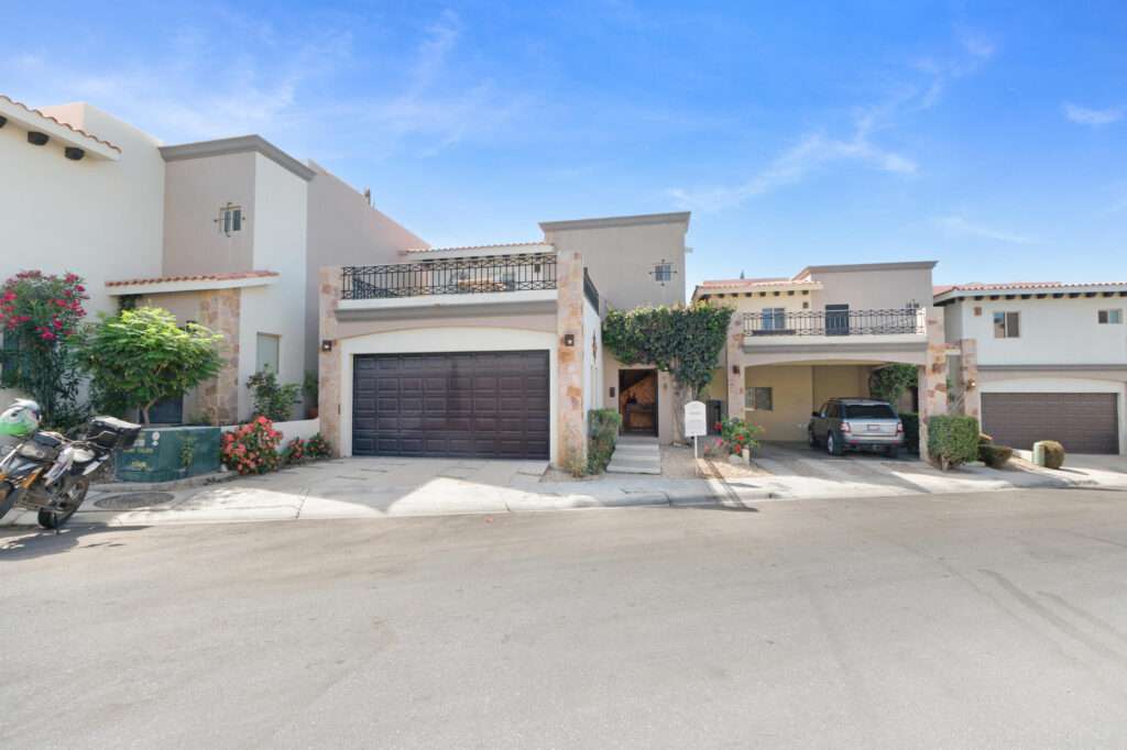 Cabo del Sol Jacarandas 🏡 ¡Casa en venta en Jacarandas! 🌿✨Descubre tu nuevo hogar, esta propiedad está lista para habitarse y cuenta con excelentes detalles que marcan la diferencia.🔹 Características principales:• 3 recámaras • 2 baños completos• Cocina integral 💎 Recámara principal:• Clóset con excelente capacidad• Peinador integrado con lámpara• Iluminación interior en clóset y área de peinador• Baño privado con cancel🌳 Exterior y extras:• 4 minisplits inverter • Patio frontal con césped sintético• Pérgola delantera y trasera, ideal para reuniones o descanso• Cisterna de 5,000 litros• Tinaco de 1,100 litros💰 Precio: – #19 Ventanas Del Mar, Cabo Corridor, BS