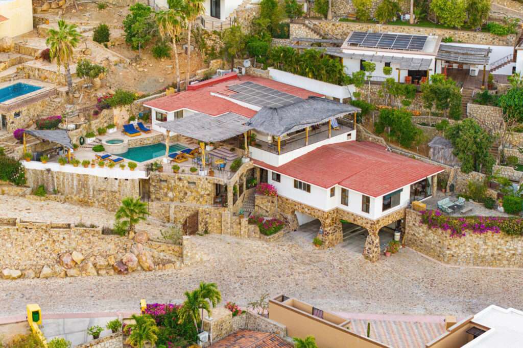 Cabo del Sol Jacarandas 🏡 ¡Casa en venta en Jacarandas! 🌿✨Descubre tu nuevo hogar, esta propiedad está lista para habitarse y cuenta con excelentes detalles que marcan la diferencia.🔹 Características principales:• 3 recámaras • 2 baños completos• Cocina integral 💎 Recámara principal:• Clóset con excelente capacidad• Peinador integrado con lámpara• Iluminación interior en clóset y área de peinador• Baño privado con cancel🌳 Exterior y extras:• 4 minisplits inverter • Patio frontal con césped sintético• Pérgola delantera y trasera, ideal para reuniones o descanso• Cisterna de 5,000 litros• Tinaco de 1,100 litros💰 Precio: – 25 Camino Grande Pedregal, Cabo San Lucas, BS