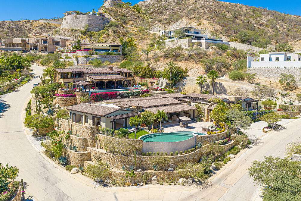 Cabo del Sol El Tezal W:General Prime Commercial Opportunity in Cabo San Lucas!Unlock the potential of this expansive 6,000+ square meter perfectly flat commercial lot, ideally situated in the high-demand Corridor of Cabo San Lucas. Whether you envision a thriving multi-family development with commercial space on the ground floor or a dynamic business hub, this property offers endless possibilities.Incredible value - priced to sell! Don't miss this rare opportunity to invest in one of the most sought-after locations in Cabo.Call today for more details – 25 Las Colinas, San Jose Corridor, BS