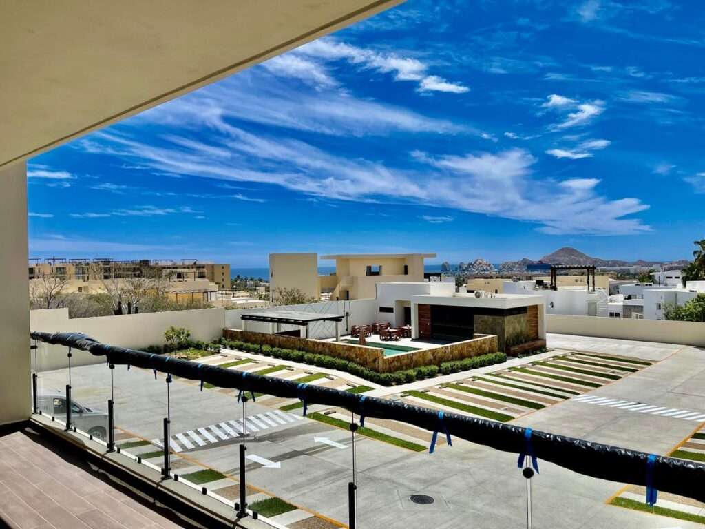Cabo del Sol Jacarandas 🏡 ¡Casa en venta en Jacarandas! 🌿✨Descubre tu nuevo hogar, esta propiedad está lista para habitarse y cuenta con excelentes detalles que marcan la diferencia.🔹 Características principales:• 3 recámaras • 2 baños completos• Cocina integral 💎 Recámara principal:• Clóset con excelente capacidad• Peinador integrado con lámpara• Iluminación interior en clóset y área de peinador• Baño privado con cancel🌳 Exterior y extras:• 4 minisplits inverter • Patio frontal con césped sintético• Pérgola delantera y trasera, ideal para reuniones o descanso• Cisterna de 5,000 litros• Tinaco de 1,100 litros💰 Precio: – 2nd floor Ocean view, Cabo Corridor, BS