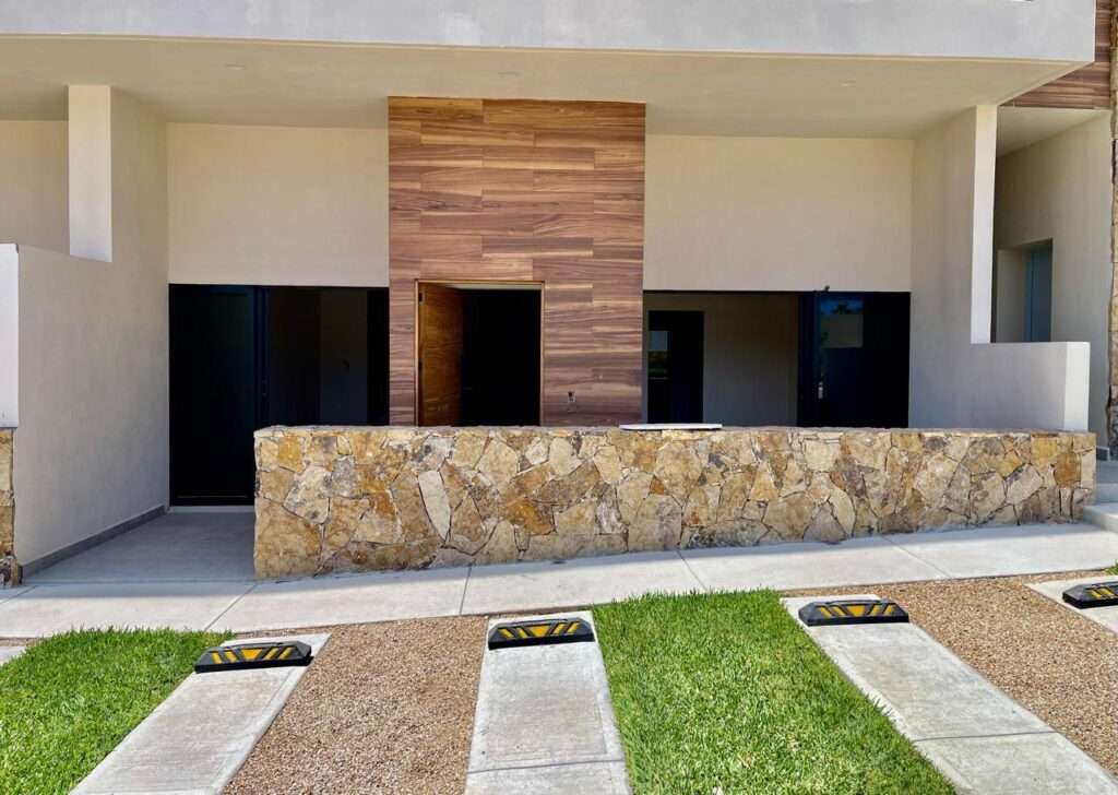 Cabo del Sol Jacarandas 🏡 ¡Casa en venta en Jacarandas! 🌿✨Descubre tu nuevo hogar, esta propiedad está lista para habitarse y cuenta con excelentes detalles que marcan la diferencia.🔹 Características principales:• 3 recámaras • 2 baños completos• Cocina integral 💎 Recámara principal:• Clóset con excelente capacidad• Peinador integrado con lámpara• Iluminación interior en clóset y área de peinador• Baño privado con cancel🌳 Exterior y extras:• 4 minisplits inverter • Patio frontal con césped sintético• Pérgola delantera y trasera, ideal para reuniones o descanso• Cisterna de 5,000 litros• Tinaco de 1,100 litros💰 Precio: – 3.7 m extra-high ceilings, Cabo Corridor, BS