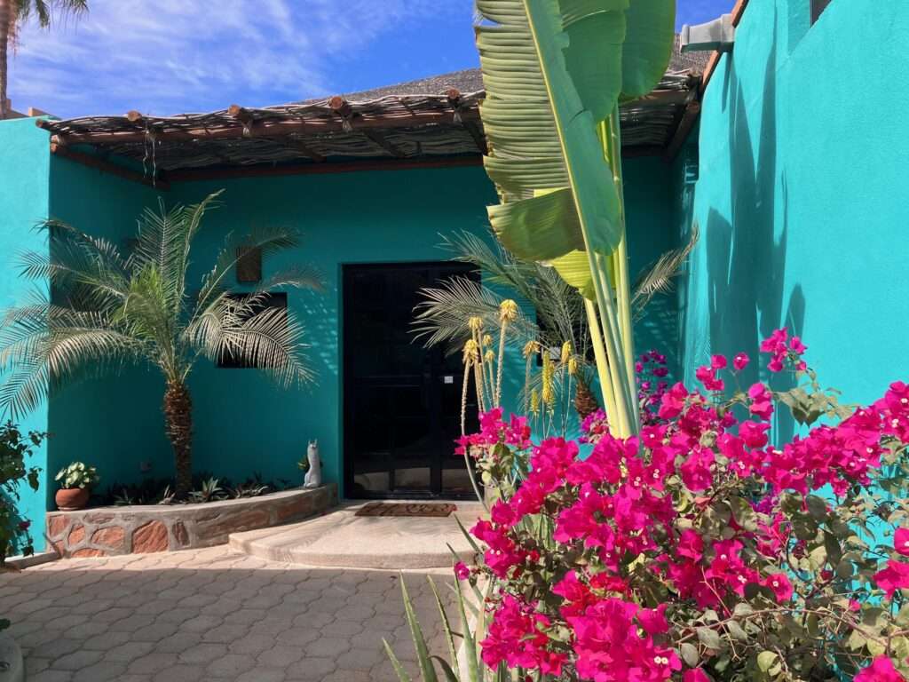 Cabo del Sol Jacarandas 🏡 ¡Casa en venta en Jacarandas! 🌿✨Descubre tu nuevo hogar, esta propiedad está lista para habitarse y cuenta con excelentes detalles que marcan la diferencia.🔹 Características principales:• 3 recámaras • 2 baños completos• Cocina integral 💎 Recámara principal:• Clóset con excelente capacidad• Peinador integrado con lámpara• Iluminación interior en clóset y área de peinador• Baño privado con cancel🌳 Exterior y extras:• 4 minisplits inverter • Patio frontal con césped sintético• Pérgola delantera y trasera, ideal para reuniones o descanso• Cisterna de 5,000 litros• Tinaco de 1,100 litros💰 Precio: – 9 Mutualismo, Pacific, BS