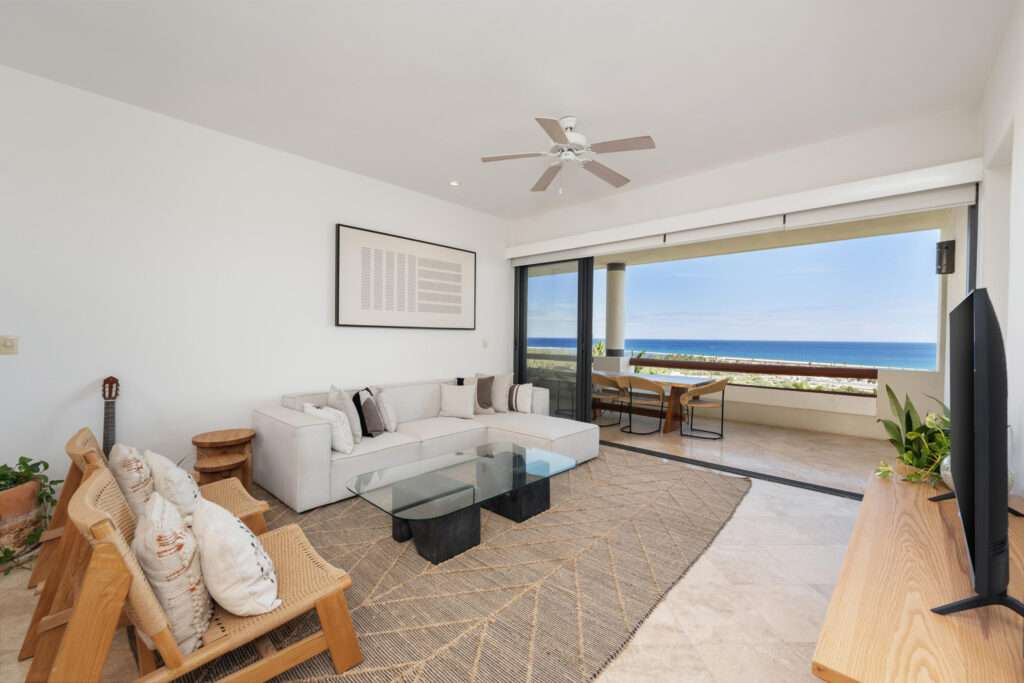 Cabo del Sol Jacarandas 🏡 ¡Casa en venta en Jacarandas! 🌿✨Descubre tu nuevo hogar, esta propiedad está lista para habitarse y cuenta con excelentes detalles que marcan la diferencia.🔹 Características principales:• 3 recámaras • 2 baños completos• Cocina integral 💎 Recámara principal:• Clóset con excelente capacidad• Peinador integrado con lámpara• Iluminación interior en clóset y área de peinador• Baño privado con cancel🌳 Exterior y extras:• 4 minisplits inverter • Patio frontal con césped sintético• Pérgola delantera y trasera, ideal para reuniones o descanso• Cisterna de 5,000 litros• Tinaco de 1,100 litros💰 Precio: – Alegranza, San Jose del Cabo, San Jose del Cabo, BS