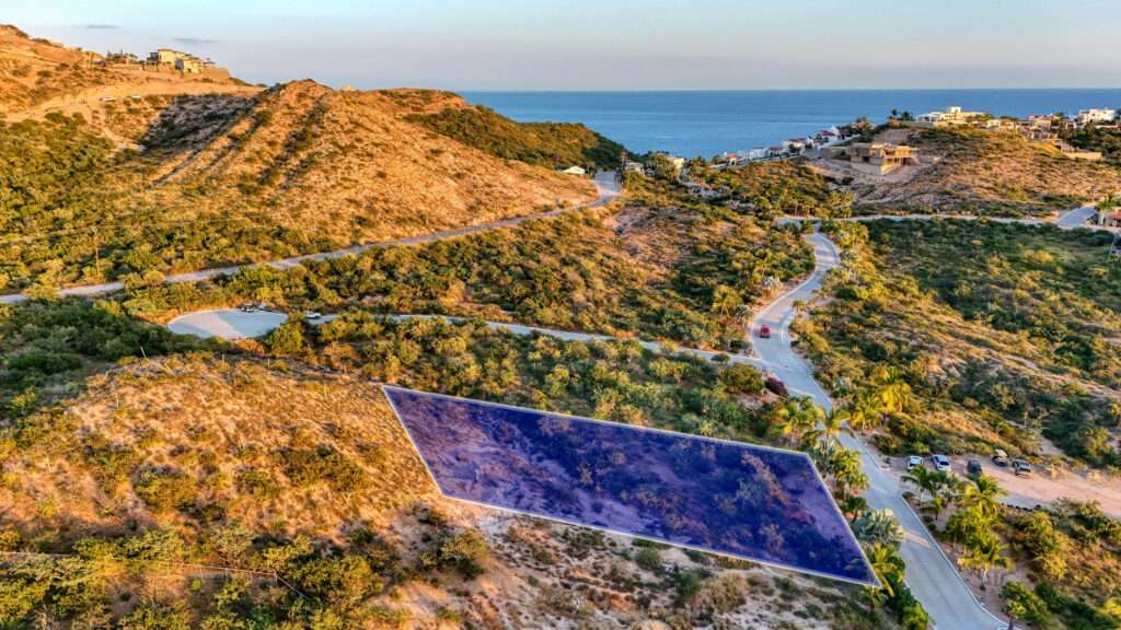 Cabo del Sol Rancho Cerro Colorado Ideal lot to build your dream home within the private community of Rancho Cerro Colorado, which boasts beachfront access and is just 10 minutes from downtown San Jose del Cabo. Across the Transpeninsular Highway, you'll find a private school, two shopping centers: Fresko supermarket and Plaza Coral, home to El Merkado, a market with a wide variety of restaurants and shops, a hotel, and the H+ Hospital. – Boulevard Cerro Colorado, San Jose Corridor, BS