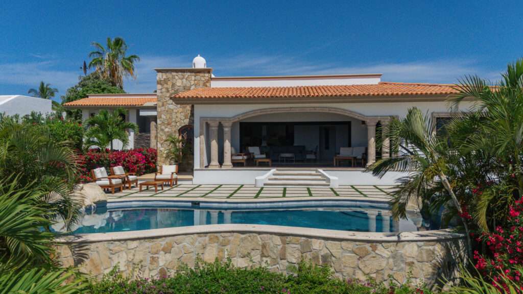 Cabo del Sol Jacarandas 🏡 ¡Casa en venta en Jacarandas! 🌿✨Descubre tu nuevo hogar, esta propiedad está lista para habitarse y cuenta con excelentes detalles que marcan la diferencia.🔹 Características principales:• 3 recámaras • 2 baños completos• Cocina integral 💎 Recámara principal:• Clóset con excelente capacidad• Peinador integrado con lámpara• Iluminación interior en clóset y área de peinador• Baño privado con cancel🌳 Exterior y extras:• 4 minisplits inverter • Patio frontal con césped sintético• Pérgola delantera y trasera, ideal para reuniones o descanso• Cisterna de 5,000 litros• Tinaco de 1,100 litros💰 Precio: – Bugambillias 45, San Jose Corridor, San Jose Corridor, BS