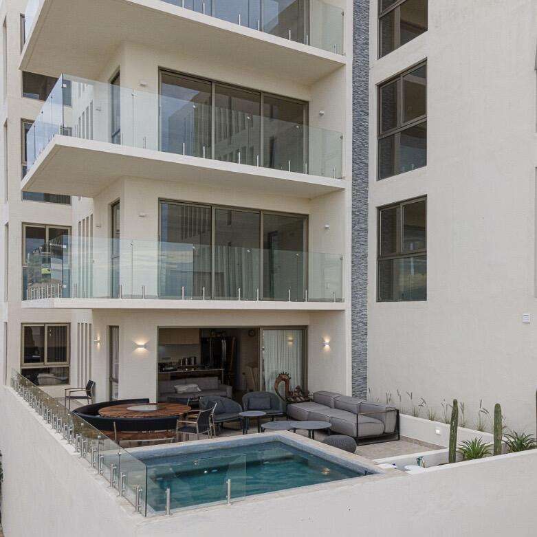 Cabo del Sol Jacarandas 🏡 ¡Casa en venta en Jacarandas! 🌿✨Descubre tu nuevo hogar, esta propiedad está lista para habitarse y cuenta con excelentes detalles que marcan la diferencia.🔹 Características principales:• 3 recámaras • 2 baños completos• Cocina integral 💎 Recámara principal:• Clóset con excelente capacidad• Peinador integrado con lámpara• Iluminación interior en clóset y área de peinador• Baño privado con cancel🌳 Exterior y extras:• 4 minisplits inverter • Patio frontal con césped sintético• Pérgola delantera y trasera, ideal para reuniones o descanso• Cisterna de 5,000 litros• Tinaco de 1,100 litros💰 Precio: – Cabo Costa - Duna Garden, Cabo Corridor, Cabo Corridor, BS
