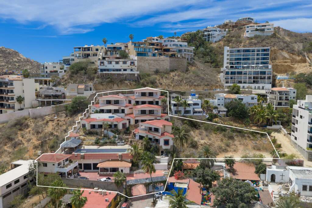 Cabo del Sol Jacarandas 🏡 ¡Casa en venta en Jacarandas! 🌿✨Descubre tu nuevo hogar, esta propiedad está lista para habitarse y cuenta con excelentes detalles que marcan la diferencia.🔹 Características principales:• 3 recámaras • 2 baños completos• Cocina integral 💎 Recámara principal:• Clóset con excelente capacidad• Peinador integrado con lámpara• Iluminación interior en clóset y área de peinador• Baño privado con cancel🌳 Exterior y extras:• 4 minisplits inverter • Patio frontal con césped sintético• Pérgola delantera y trasera, ideal para reuniones o descanso• Cisterna de 5,000 litros• Tinaco de 1,100 litros💰 Precio: – Cabo Dowtown Bay View Site, Cabo San Lucas, Cabo San Lucas, BS