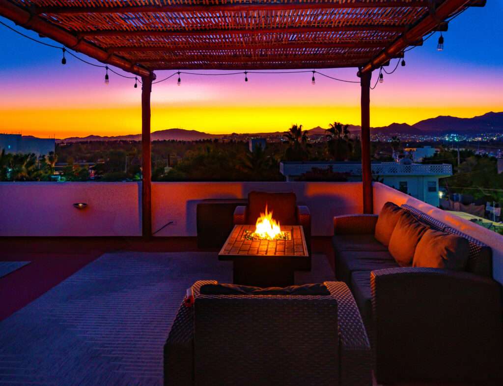 Cabo del Sol Jacarandas 🏡 ¡Casa en venta en Jacarandas! 🌿✨Descubre tu nuevo hogar, esta propiedad está lista para habitarse y cuenta con excelentes detalles que marcan la diferencia.🔹 Características principales:• 3 recámaras • 2 baños completos• Cocina integral 💎 Recámara principal:• Clóset con excelente capacidad• Peinador integrado con lámpara• Iluminación interior en clóset y área de peinador• Baño privado con cancel🌳 Exterior y extras:• 4 minisplits inverter • Patio frontal con césped sintético• Pérgola delantera y trasera, ideal para reuniones o descanso• Cisterna de 5,000 litros• Tinaco de 1,100 litros💰 Precio: – Calle Marlin, San Jose del Cabo, BS