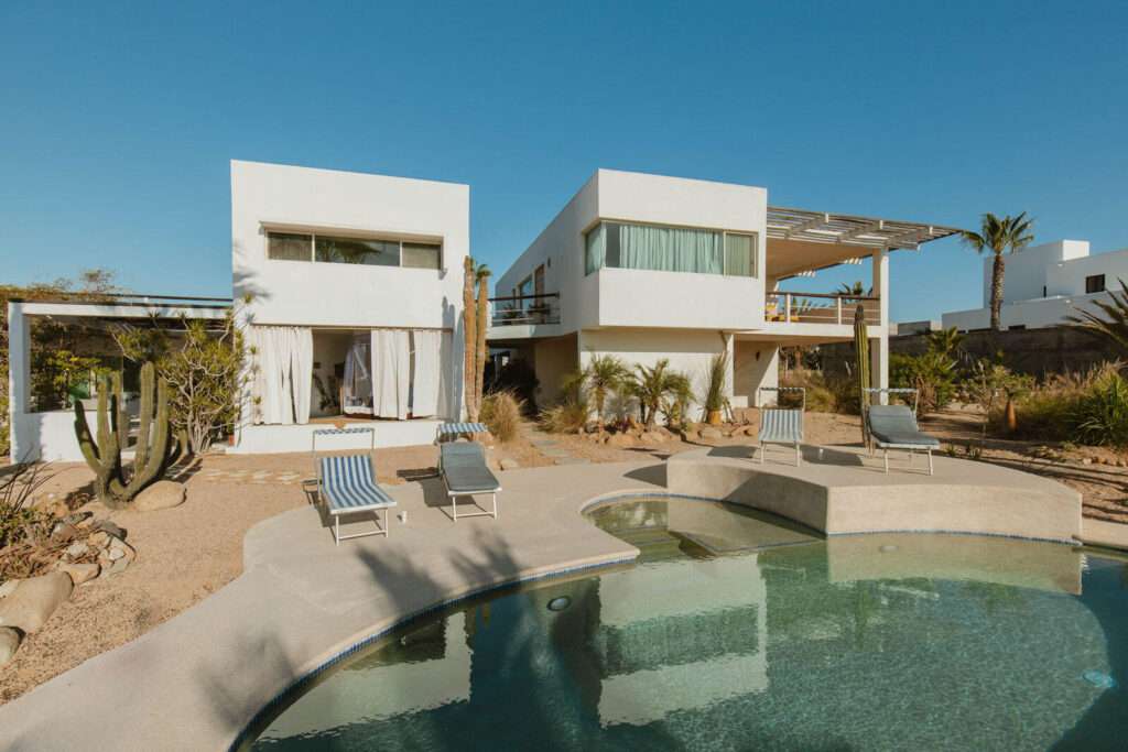 Cabo del Sol Jacarandas 🏡 ¡Casa en venta en Jacarandas! 🌿✨Descubre tu nuevo hogar, esta propiedad está lista para habitarse y cuenta con excelentes detalles que marcan la diferencia.🔹 Características principales:• 3 recámaras • 2 baños completos• Cocina integral 💎 Recámara principal:• Clóset con excelente capacidad• Peinador integrado con lámpara• Iluminación interior en clóset y área de peinador• Baño privado con cancel🌳 Exterior y extras:• 4 minisplits inverter • Patio frontal con césped sintético• Pérgola delantera y trasera, ideal para reuniones o descanso• Cisterna de 5,000 litros• Tinaco de 1,100 litros💰 Precio: – Camino Colibri, Pacific, BS