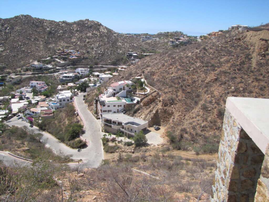 Cabo del Sol Marea Los Cabos Modern 3-bedroom penthouse located on the 6th floor of Marea Los Cabos, offering a prime central location in Cabo San Lucas just minutes from beaches, shopping centers, and top dining options. This bright and contemporary residence features an open-concept living and dining area with abundant natural light, a fully equipped kitchen, and a private terrace with panoramic city – Camino Grande, Cabo San Lucas, BS