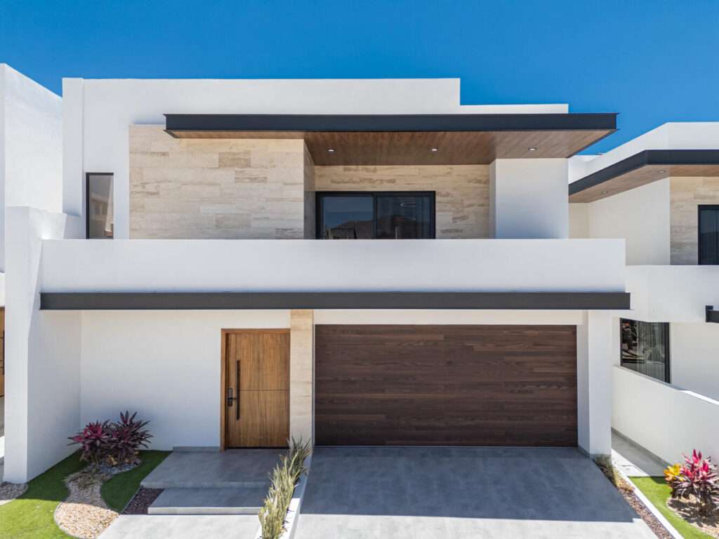 Cabo del Sol Jacarandas 🏡 ¡Casa en venta en Jacarandas! 🌿✨Descubre tu nuevo hogar, esta propiedad está lista para habitarse y cuenta con excelentes detalles que marcan la diferencia.🔹 Características principales:• 3 recámaras • 2 baños completos• Cocina integral 💎 Recámara principal:• Clóset con excelente capacidad• Peinador integrado con lámpara• Iluminación interior en clóset y área de peinador• Baño privado con cancel🌳 Exterior y extras:• 4 minisplits inverter • Patio frontal con césped sintético• Pérgola delantera y trasera, ideal para reuniones o descanso• Cisterna de 5,000 litros• Tinaco de 1,100 litros💰 Precio: – Casa Agave Solara del Mar Luxury Villa, Cabo Corridor, BS