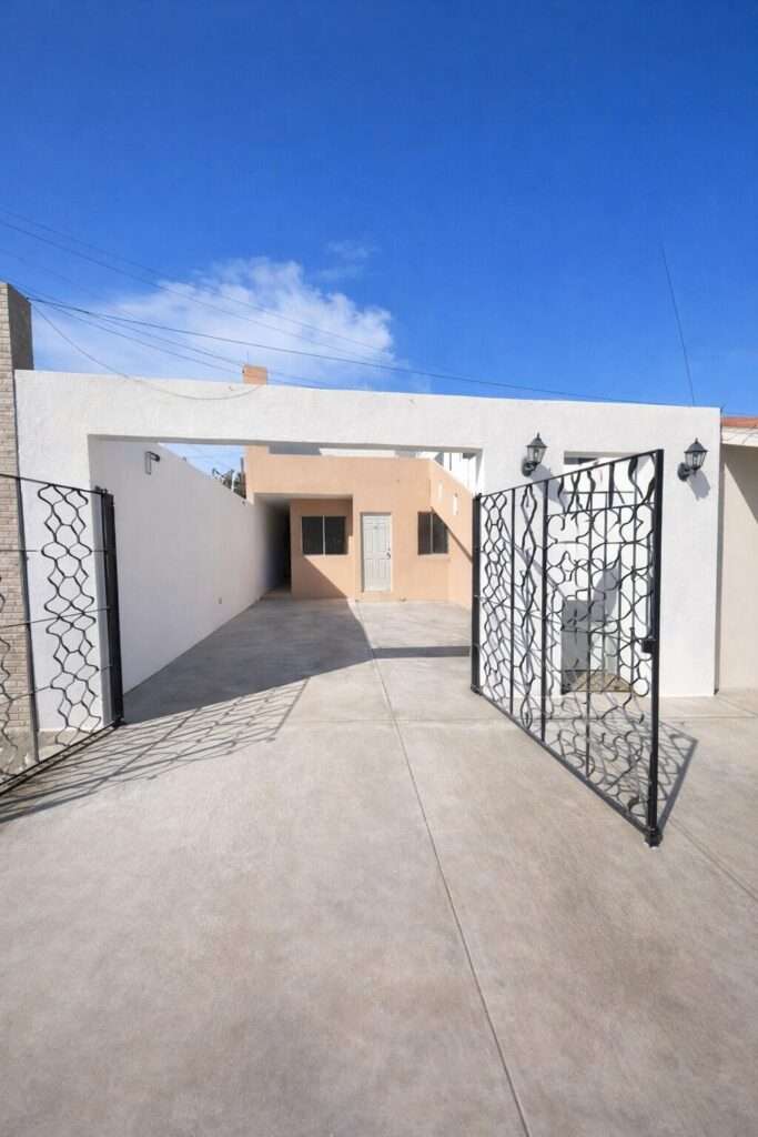Cabo del Sol Jacarandas 🏡 ¡Casa en venta en Jacarandas! 🌿✨Descubre tu nuevo hogar, esta propiedad está lista para habitarse y cuenta con excelentes detalles que marcan la diferencia.🔹 Características principales:• 3 recámaras • 2 baños completos• Cocina integral 💎 Recámara principal:• Clóset con excelente capacidad• Peinador integrado con lámpara• Iluminación interior en clóset y área de peinador• Baño privado con cancel🌳 Exterior y extras:• 4 minisplits inverter • Patio frontal con césped sintético• Pérgola delantera y trasera, ideal para reuniones o descanso• Cisterna de 5,000 litros• Tinaco de 1,100 litros💰 Precio: – Casa Altos de Miramar, Cabo San Lucas, Cabo San Lucas, BS