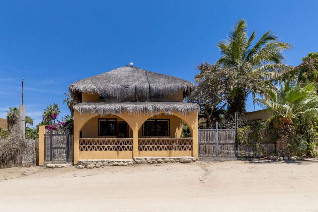 Cabo del Sol Jacarandas 🏡 ¡Casa en venta en Jacarandas! 🌿✨Descubre tu nuevo hogar, esta propiedad está lista para habitarse y cuenta con excelentes detalles que marcan la diferencia.🔹 Características principales:• 3 recámaras • 2 baños completos• Cocina integral 💎 Recámara principal:• Clóset con excelente capacidad• Peinador integrado con lámpara• Iluminación interior en clóset y área de peinador• Baño privado con cancel🌳 Exterior y extras:• 4 minisplits inverter • Patio frontal con césped sintético• Pérgola delantera y trasera, ideal para reuniones o descanso• Cisterna de 5,000 litros• Tinaco de 1,100 litros💰 Precio: – Casa Las Palmas, Pacific, Pacific, BS