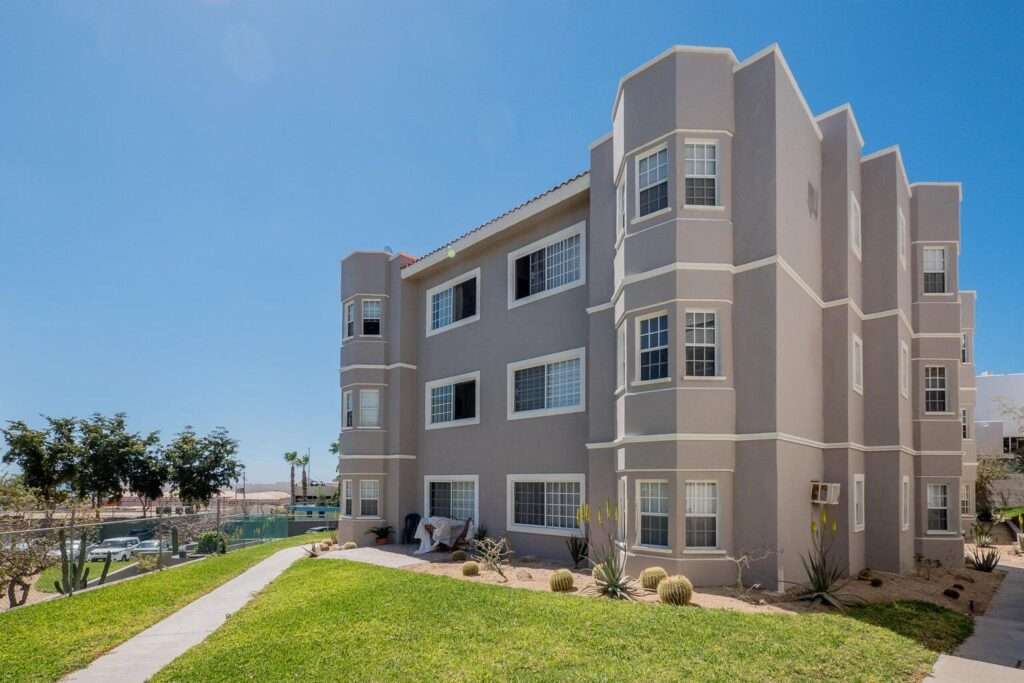 Cabo del Sol Jacarandas 🏡 ¡Casa en venta en Jacarandas! 🌿✨Descubre tu nuevo hogar, esta propiedad está lista para habitarse y cuenta con excelentes detalles que marcan la diferencia.🔹 Características principales:• 3 recámaras • 2 baños completos• Cocina integral 💎 Recámara principal:• Clóset con excelente capacidad• Peinador integrado con lámpara• Iluminación interior en clóset y área de peinador• Baño privado con cancel🌳 Exterior y extras:• 4 minisplits inverter • Patio frontal con césped sintético• Pérgola delantera y trasera, ideal para reuniones o descanso• Cisterna de 5,000 litros• Tinaco de 1,100 litros💰 Precio: – Condo Amalfi # B7, Cabo Corridor, Cabo Corridor, BS