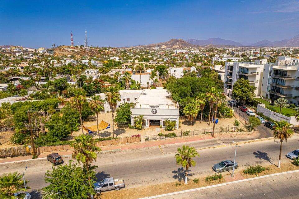 Cabo del Sol Jacarandas 🏡 ¡Casa en venta en Jacarandas! 🌿✨Descubre tu nuevo hogar, esta propiedad está lista para habitarse y cuenta con excelentes detalles que marcan la diferencia.🔹 Características principales:• 3 recámaras • 2 baños completos• Cocina integral 💎 Recámara principal:• Clóset con excelente capacidad• Peinador integrado con lámpara• Iluminación interior en clóset y área de peinador• Baño privado con cancel🌳 Exterior y extras:• 4 minisplits inverter • Patio frontal con césped sintético• Pérgola delantera y trasera, ideal para reuniones o descanso• Cisterna de 5,000 litros• Tinaco de 1,100 litros💰 Precio: – Developer Parcel Downtown San Jose, San Jose del Cabo, BS