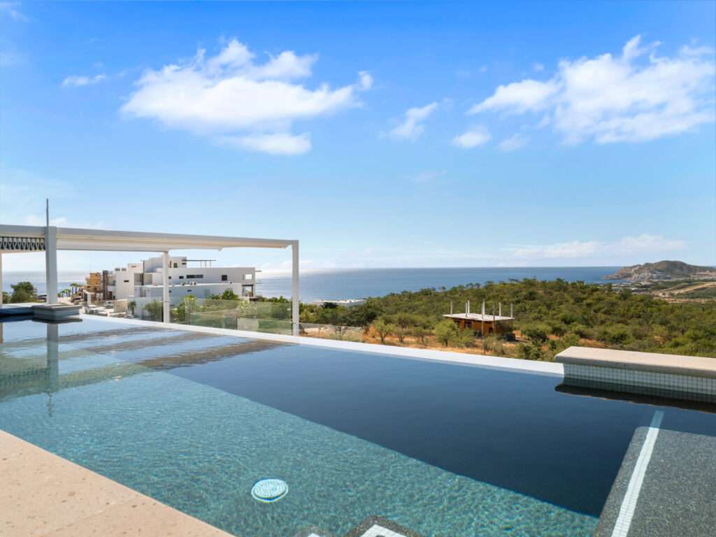 Cabo del Sol Jacarandas 🏡 ¡Casa en venta en Jacarandas! 🌿✨Descubre tu nuevo hogar, esta propiedad está lista para habitarse y cuenta con excelentes detalles que marcan la diferencia.🔹 Características principales:• 3 recámaras • 2 baños completos• Cocina integral 💎 Recámara principal:• Clóset con excelente capacidad• Peinador integrado con lámpara• Iluminación interior en clóset y área de peinador• Baño privado con cancel🌳 Exterior y extras:• 4 minisplits inverter • Patio frontal con césped sintético• Pérgola delantera y trasera, ideal para reuniones o descanso• Cisterna de 5,000 litros• Tinaco de 1,100 litros💰 Precio: – El Tule, San Jose Corridor, BS