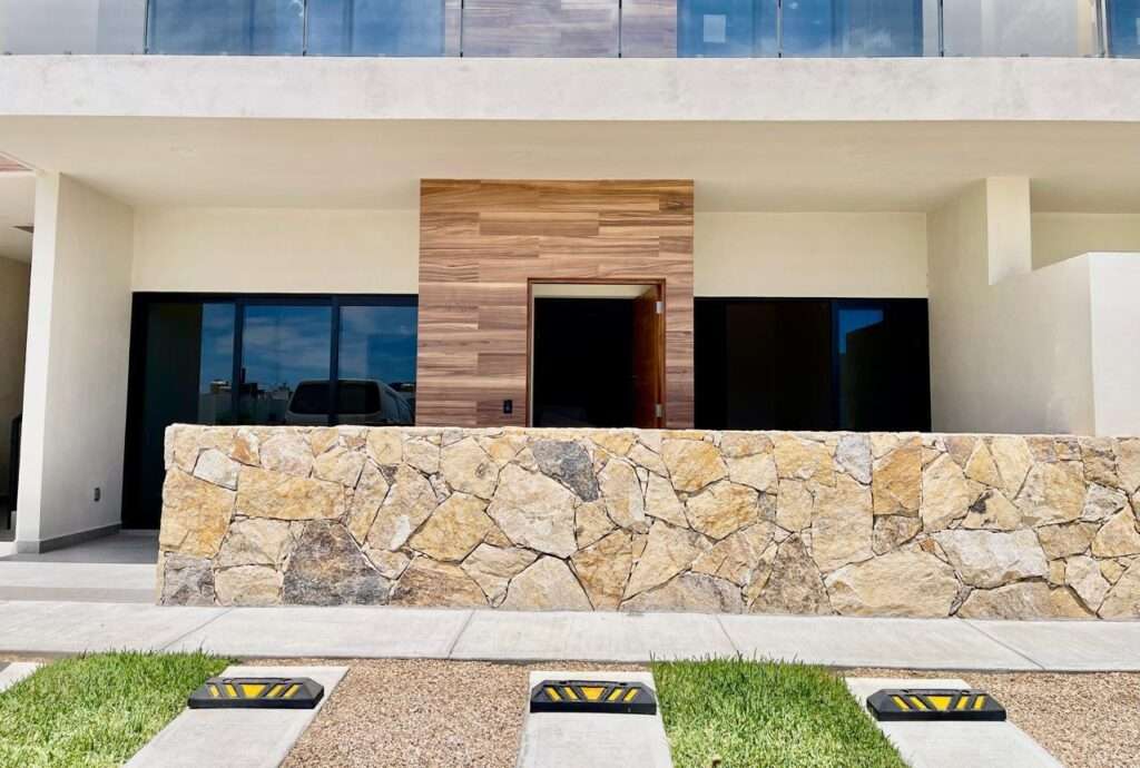 Cabo del Sol Jacarandas 🏡 ¡Casa en venta en Jacarandas! 🌿✨Descubre tu nuevo hogar, esta propiedad está lista para habitarse y cuenta con excelentes detalles que marcan la diferencia.🔹 Características principales:• 3 recámaras • 2 baños completos• Cocina integral 💎 Recámara principal:• Clóset con excelente capacidad• Peinador integrado con lámpara• Iluminación interior en clóset y área de peinador• Baño privado con cancel🌳 Exterior y extras:• 4 minisplits inverter • Patio frontal con césped sintético• Pérgola delantera y trasera, ideal para reuniones o descanso• Cisterna de 5,000 litros• Tinaco de 1,100 litros💰 Precio: – Ground floor, Cabo Corridor, BS