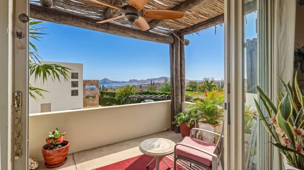 Cabo del Sol Marea Los Cabos Modern 3-bedroom penthouse located on the 6th floor of Marea Los Cabos, offering a prime central location in Cabo San Lucas just minutes from beaches, shopping centers, and top dining options. This bright and contemporary residence features an open-concept living and dining area with abundant natural light, a fully equipped kitchen, and a private terrace with panoramic city – H3 Ave Punta arena, Cabo Corridor, BS