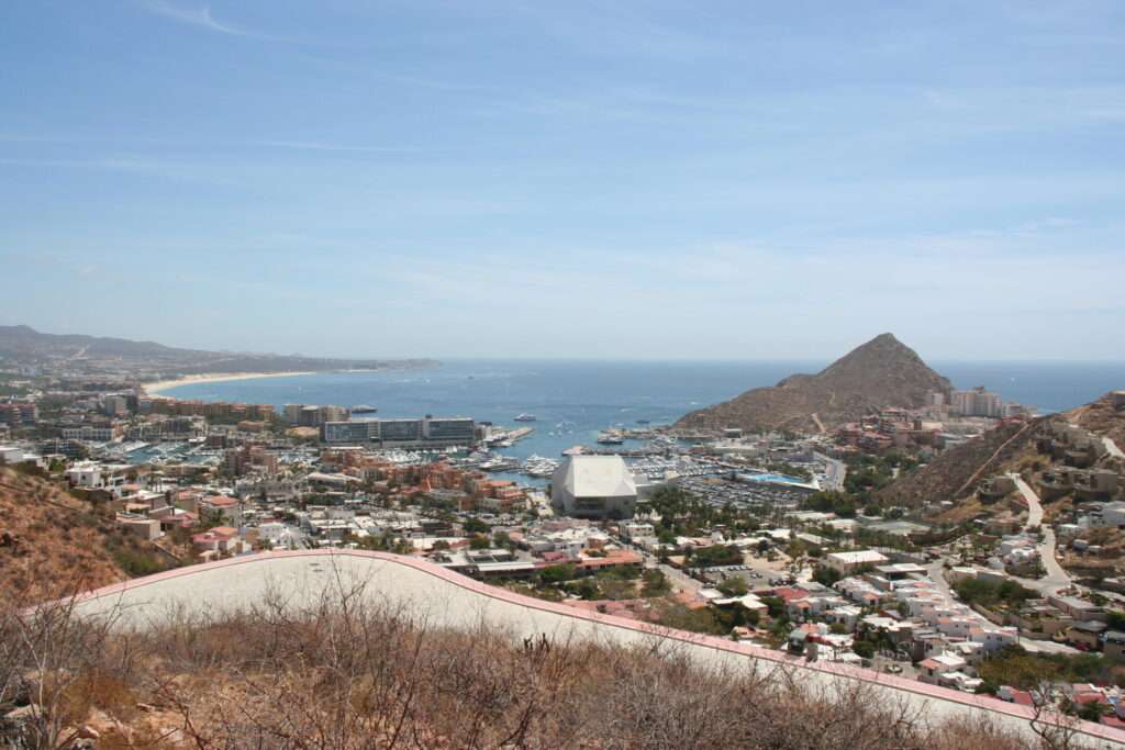 Cabo del Sol Marea Los Cabos Modern 3-bedroom penthouse located on the 6th floor of Marea Los Cabos, offering a prime central location in Cabo San Lucas just minutes from beaches, shopping centers, and top dining options. This bright and contemporary residence features an open-concept living and dining area with abundant natural light, a fully equipped kitchen, and a private terrace with panoramic city – L 129/17 Pedregal, Camino del Club, Cabo San Lucas, BS