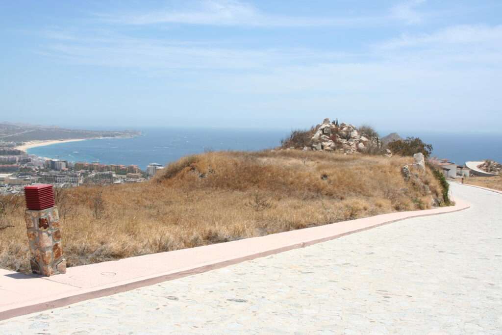 Cabo del Sol Marea Los Cabos Modern 3-bedroom penthouse located on the 6th floor of Marea Los Cabos, offering a prime central location in Cabo San Lucas just minutes from beaches, shopping centers, and top dining options. This bright and contemporary residence features an open-concept living and dining area with abundant natural light, a fully equipped kitchen, and a private terrace with panoramic city – L 4/48 Camino del Cielo, Cabo San Lucas, BS