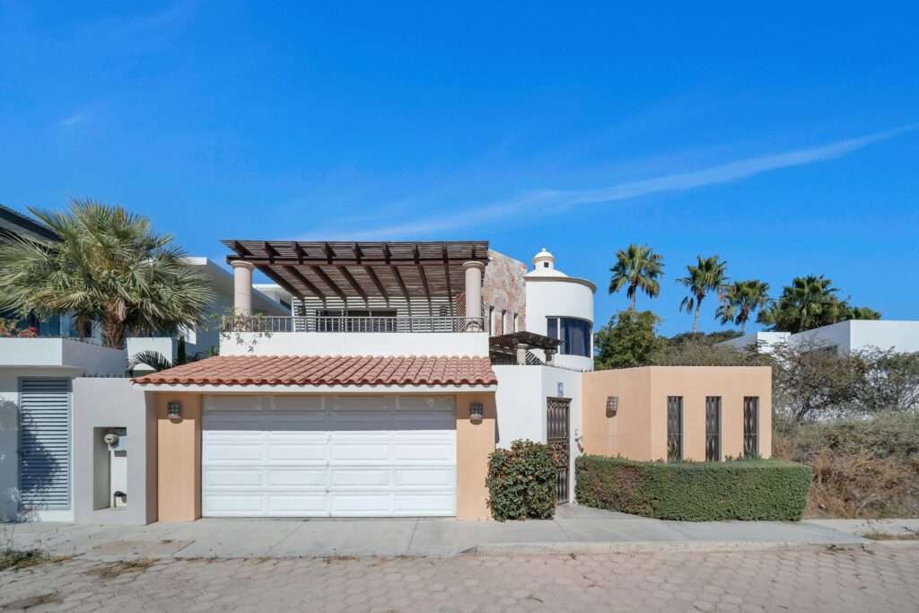 Cabo del Sol Club La Costa Unpack your bags and slip straight into coastal living in this furnished 1/bed, 1/bath second floor condo complete with its own garage. The space comes move in ready with appliances, a water filtration system, and thoughtful touches throughout. With strong rental potential and a location that's hard to beat, this condo sits just steps from Plaza Pescadero, where cafés, shops, and local flavor meet the rhythm of daily life. And when you're craving the ocean? The beach is literally right across the street, calling you out for sunrise walks, sunset cocktails, and everything in between. – L3 Mzn 2 Crispen Cecena, Cabo Corridor, BS