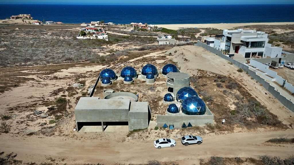 Cabo del Sol Jacarandas 🏡 ¡Casa en venta en Jacarandas! 🌿✨Descubre tu nuevo hogar, esta propiedad está lista para habitarse y cuenta con excelentes detalles que marcan la diferencia.🔹 Características principales:• 3 recámaras • 2 baños completos• Cocina integral 💎 Recámara principal:• Clóset con excelente capacidad• Peinador integrado con lámpara• Iluminación interior en clóset y área de peinador• Baño privado con cancel🌳 Exterior y extras:• 4 minisplits inverter • Patio frontal con césped sintético• Pérgola delantera y trasera, ideal para reuniones o descanso• Cisterna de 5,000 litros• Tinaco de 1,100 litros💰 Precio: – Lamor Boutique Development, Pacific, Pacific, BS