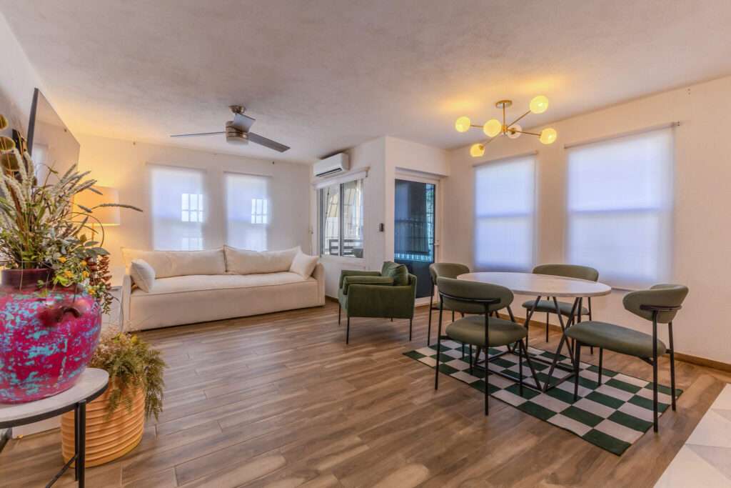 Cabo del Sol Jacarandas 🏡 ¡Casa en venta en Jacarandas! 🌿✨Descubre tu nuevo hogar, esta propiedad está lista para habitarse y cuenta con excelentes detalles que marcan la diferencia.🔹 Características principales:• 3 recámaras • 2 baños completos• Cocina integral 💎 Recámara principal:• Clóset con excelente capacidad• Peinador integrado con lámpara• Iluminación interior en clóset y área de peinador• Baño privado con cancel🌳 Exterior y extras:• 4 minisplits inverter • Patio frontal con césped sintético• Pérgola delantera y trasera, ideal para reuniones o descanso• Cisterna de 5,000 litros• Tinaco de 1,100 litros💰 Precio: – Miguel Angel Herrera, Cabo San Lucas, BS