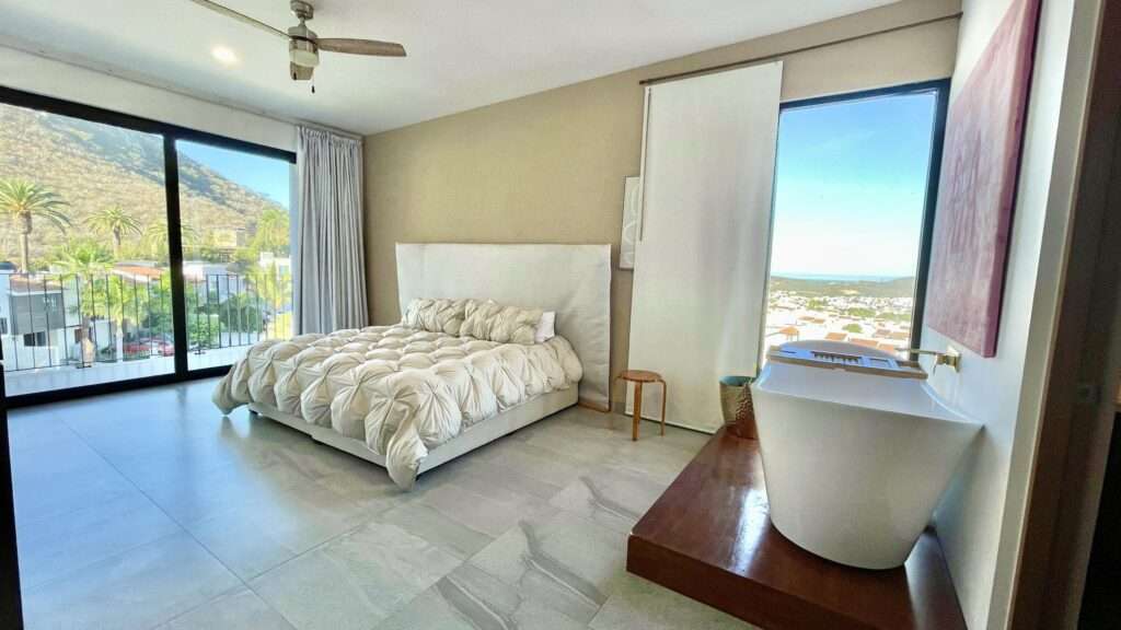 Cabo del Sol Jacarandas 🏡 ¡Casa en venta en Jacarandas! 🌿✨Descubre tu nuevo hogar, esta propiedad está lista para habitarse y cuenta con excelentes detalles que marcan la diferencia.🔹 Características principales:• 3 recámaras • 2 baños completos• Cocina integral 💎 Recámara principal:• Clóset con excelente capacidad• Peinador integrado con lámpara• Iluminación interior en clóset y área de peinador• Baño privado con cancel🌳 Exterior y extras:• 4 minisplits inverter • Patio frontal con césped sintético• Pérgola delantera y trasera, ideal para reuniones o descanso• Cisterna de 5,000 litros• Tinaco de 1,100 litros💰 Precio: – MIRO Armonia, Cabo San Lucas, BS