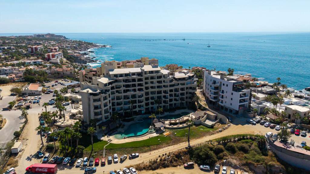 Cabo del Sol Jacarandas 🏡 ¡Casa en venta en Jacarandas! 🌿✨Descubre tu nuevo hogar, esta propiedad está lista para habitarse y cuenta con excelentes detalles que marcan la diferencia.🔹 Características principales:• 3 recámaras • 2 baños completos• Cocina integral 💎 Recámara principal:• Clóset con excelente capacidad• Peinador integrado con lámpara• Iluminación interior en clóset y área de peinador• Baño privado con cancel🌳 Exterior y extras:• 4 minisplits inverter • Patio frontal con césped sintético• Pérgola delantera y trasera, ideal para reuniones o descanso• Cisterna de 5,000 litros• Tinaco de 1,100 litros💰 Precio: – Misiones 4 BD, Cabo Corridor, BS
