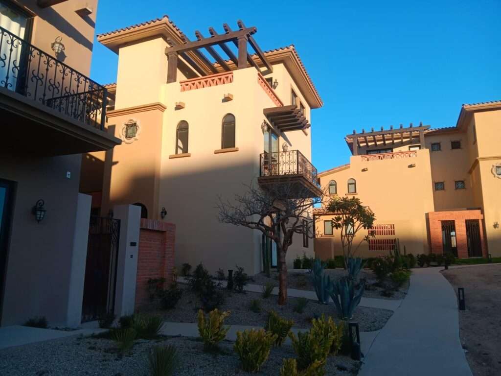 Cabo del Sol Jacarandas 🏡 ¡Casa en venta en Jacarandas! 🌿✨Descubre tu nuevo hogar, esta propiedad está lista para habitarse y cuenta con excelentes detalles que marcan la diferencia.🔹 Características principales:• 3 recámaras • 2 baños completos• Cocina integral 💎 Recámara principal:• Clóset con excelente capacidad• Peinador integrado con lámpara• Iluminación interior en clóset y área de peinador• Baño privado con cancel🌳 Exterior y extras:• 4 minisplits inverter • Patio frontal con césped sintético• Pérgola delantera y trasera, ideal para reuniones o descanso• Cisterna de 5,000 litros• Tinaco de 1,100 litros💰 Precio: – PH Mavila Quivira, Pacific, Pacific, BS