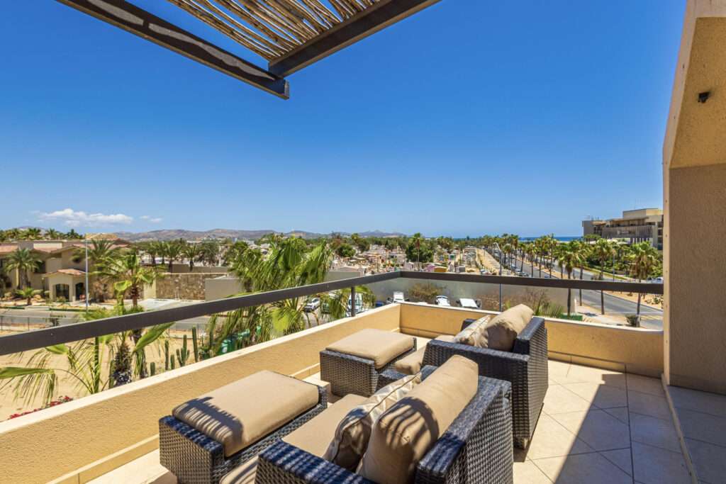 Cabo del Sol Marea Los Cabos Modern 3-bedroom penthouse located on the 6th floor of Marea Los Cabos, offering a prime central location in Cabo San Lucas just minutes from beaches, shopping centers, and top dining options. This bright and contemporary residence features an open-concept living and dining area with abundant natural light, a fully equipped kitchen, and a private terrace with panoramic city – Phase 3, San Jose del Cabo, BS