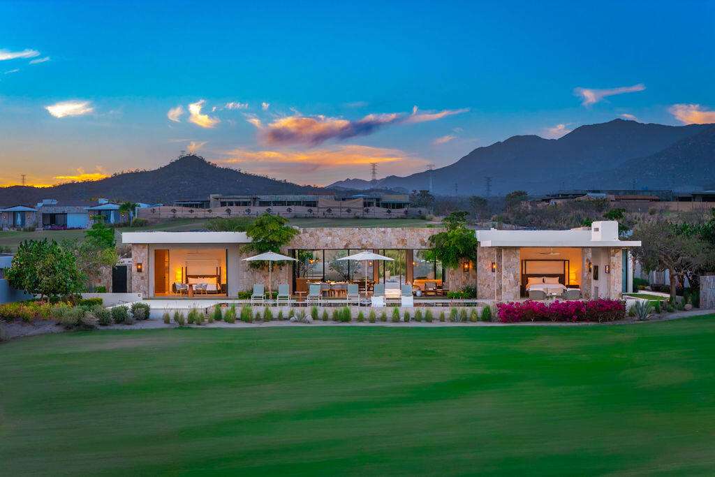 Cabo del Sol Jacarandas 🏡 ¡Casa en venta en Jacarandas! 🌿✨Descubre tu nuevo hogar, esta propiedad está lista para habitarse y cuenta con excelentes detalles que marcan la diferencia.🔹 Características principales:• 3 recámaras • 2 baños completos• Cocina integral 💎 Recámara principal:• Clóset con excelente capacidad• Peinador integrado con lámpara• Iluminación interior en clóset y área de peinador• Baño privado con cancel🌳 Exterior y extras:• 4 minisplits inverter • Patio frontal con césped sintético• Pérgola delantera y trasera, ideal para reuniones o descanso• Cisterna de 5,000 litros• Tinaco de 1,100 litros💰 Precio: – Querencia, San Jose Corridor, BS