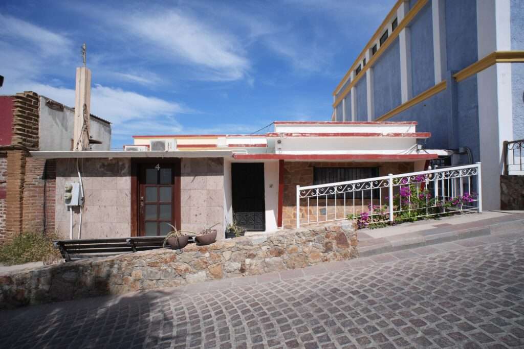 Cabo del Sol Jacarandas 🏡 ¡Casa en venta en Jacarandas! 🌿✨Descubre tu nuevo hogar, esta propiedad está lista para habitarse y cuenta con excelentes detalles que marcan la diferencia.🔹 Características principales:• 3 recámaras • 2 baños completos• Cocina integral 💎 Recámara principal:• Clóset con excelente capacidad• Peinador integrado con lámpara• Iluminación interior en clóset y área de peinador• Baño privado con cancel🌳 Exterior y extras:• 4 minisplits inverter • Patio frontal con césped sintético• Pérgola delantera y trasera, ideal para reuniones o descanso• Cisterna de 5,000 litros• Tinaco de 1,100 litros💰 Precio: – S/N VIcente Guerrero, San Jose del Cabo, BS