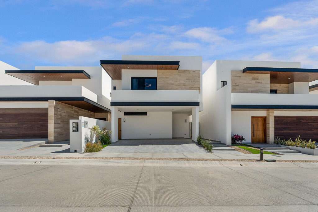 Cabo del Sol Jacarandas 🏡 ¡Casa en venta en Jacarandas! 🌿✨Descubre tu nuevo hogar, esta propiedad está lista para habitarse y cuenta con excelentes detalles que marcan la diferencia.🔹 Características principales:• 3 recámaras • 2 baños completos• Cocina integral 💎 Recámara principal:• Clóset con excelente capacidad• Peinador integrado con lámpara• Iluminación interior en clóset y área de peinador• Baño privado con cancel🌳 Exterior y extras:• 4 minisplits inverter • Patio frontal con césped sintético• Pérgola delantera y trasera, ideal para reuniones o descanso• Cisterna de 5,000 litros• Tinaco de 1,100 litros💰 Precio: – Solara Del Mar 3 Br Villa, Cabo Corridor, BS