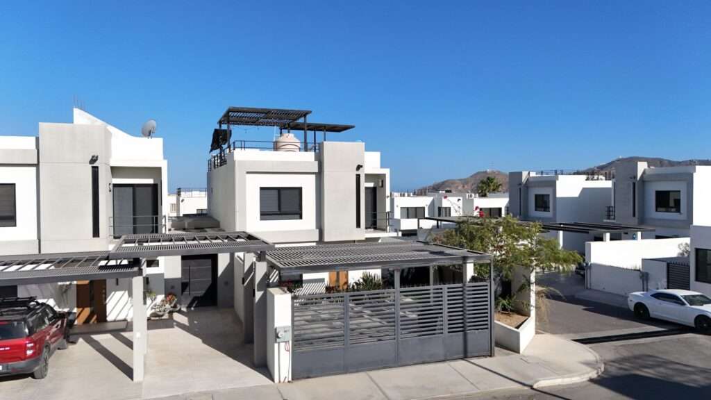 Cabo del Sol Marea Los Cabos Modern 3-bedroom penthouse located on the 6th floor of Marea Los Cabos, offering a prime central location in Cabo San Lucas just minutes from beaches, shopping centers, and top dining options. This bright and contemporary residence features an open-concept living and dining area with abundant natural light, a fully equipped kitchen, and a private terrace with panoramic city – Terranova Residencial, Cabo San Lucas, BS
