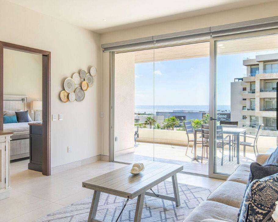 Cabo del Sol Jacarandas 🏡 ¡Casa en venta en Jacarandas! 🌿✨Descubre tu nuevo hogar, esta propiedad está lista para habitarse y cuenta con excelentes detalles que marcan la diferencia.🔹 Características principales:• 3 recámaras • 2 baños completos• Cocina integral 💎 Recámara principal:• Clóset con excelente capacidad• Peinador integrado con lámpara• Iluminación interior en clóset y área de peinador• Baño privado con cancel🌳 Exterior y extras:• 4 minisplits inverter • Patio frontal con césped sintético• Pérgola delantera y trasera, ideal para reuniones o descanso• Cisterna de 5,000 litros• Tinaco de 1,100 litros💰 Precio: – V 3 E 6 Campestre del Nogal Tezal CSL, Cabo Corridor, BS