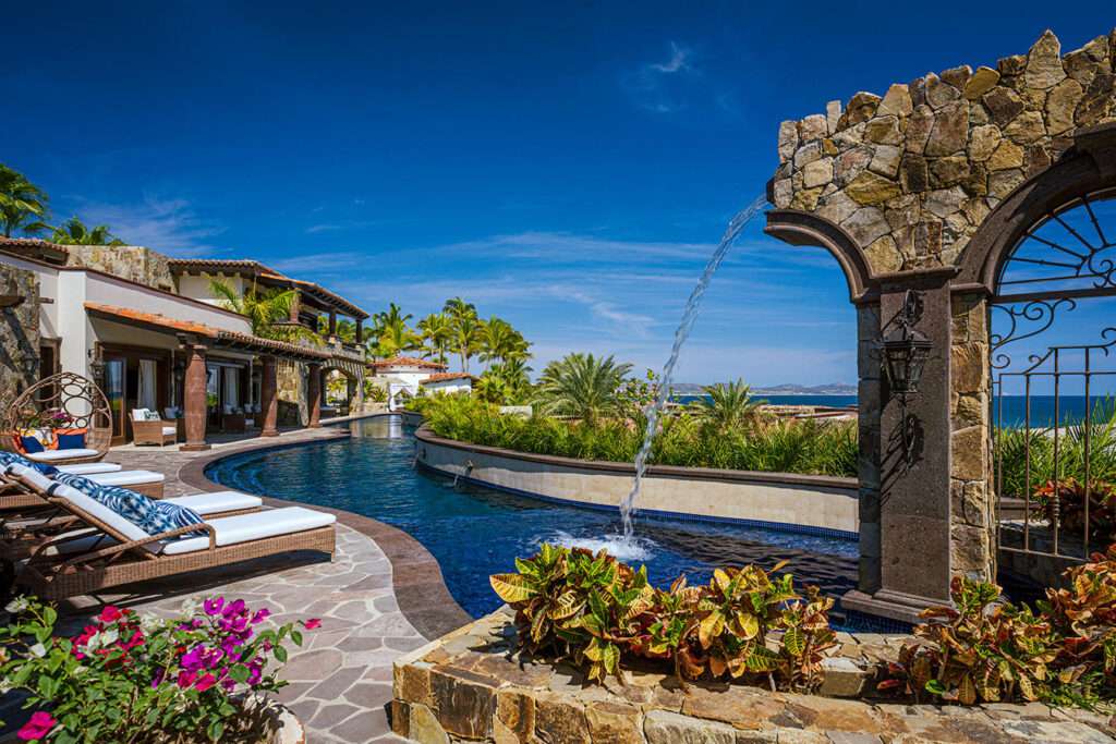 Cabo del Sol Jacarandas 🏡 ¡Casa en venta en Jacarandas! 🌿✨Descubre tu nuevo hogar, esta propiedad está lista para habitarse y cuenta con excelentes detalles que marcan la diferencia.🔹 Características principales:• 3 recámaras • 2 baños completos• Cocina integral 💎 Recámara principal:• Clóset con excelente capacidad• Peinador integrado con lámpara• Iluminación interior en clóset y área de peinador• Baño privado con cancel🌳 Exterior y extras:• 4 minisplits inverter • Patio frontal con césped sintético• Pérgola delantera y trasera, ideal para reuniones o descanso• Cisterna de 5,000 litros• Tinaco de 1,100 litros💰 Precio: – Villa Encanto, Palmilla Cove 5, San Jose Corridor, San Jose Corridor, BS
