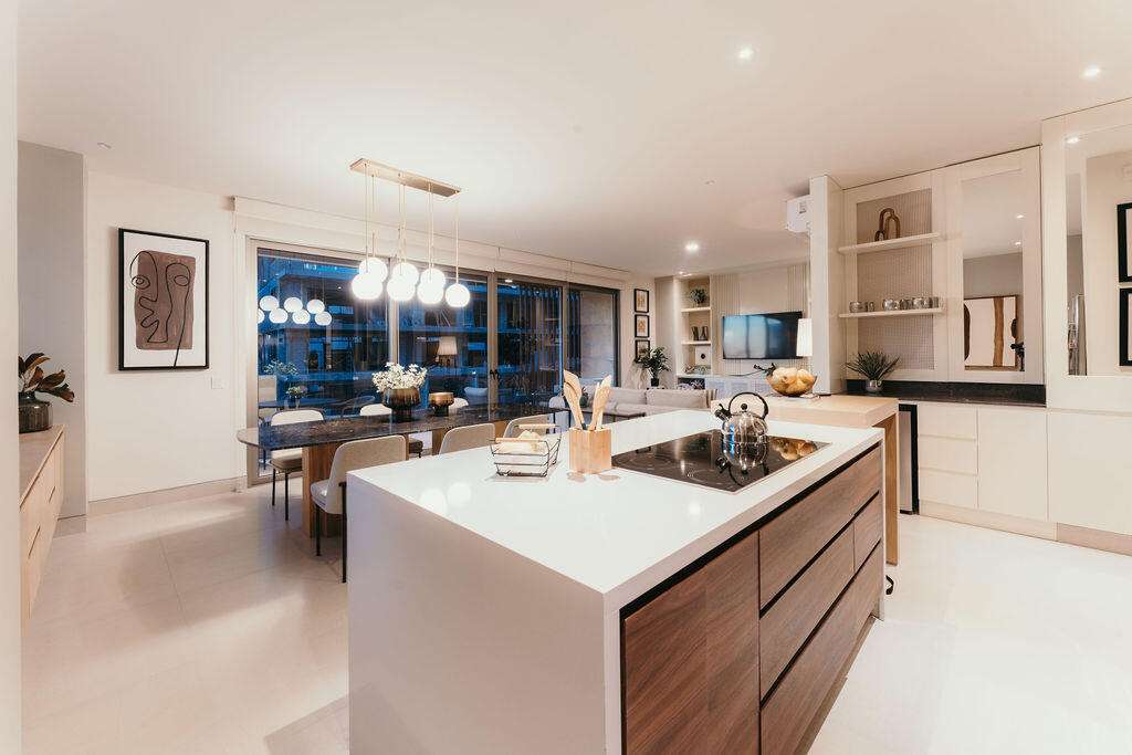Cabo del Sol Jacarandas 🏡 ¡Casa en venta en Jacarandas! 🌿✨Descubre tu nuevo hogar, esta propiedad está lista para habitarse y cuenta con excelentes detalles que marcan la diferencia.🔹 Características principales:• 3 recámaras • 2 baños completos• Cocina integral 💎 Recámara principal:• Clóset con excelente capacidad• Peinador integrado con lámpara• Iluminación interior en clóset y área de peinador• Baño privado con cancel🌳 Exterior y extras:• 4 minisplits inverter • Patio frontal con césped sintético• Pérgola delantera y trasera, ideal para reuniones o descanso• Cisterna de 5,000 litros• Tinaco de 1,100 litros💰 Precio: – VISTAVELA III, Cabo Corridor, Cabo Corridor, BS